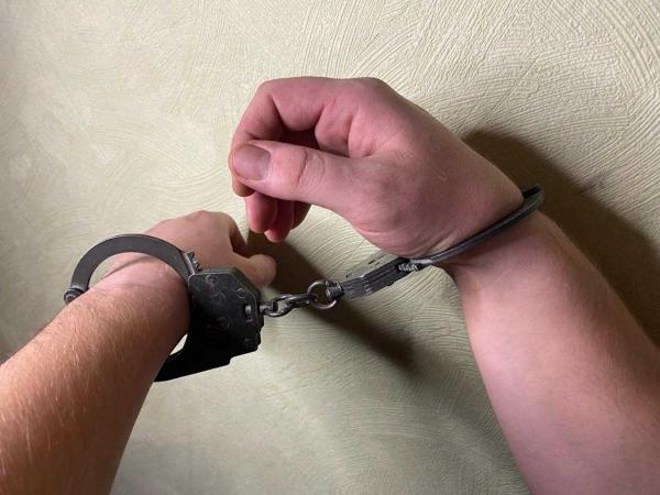 В Шахтах парень потерял похищенное золото, убегая из магазина