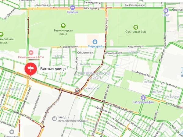 В Ростове на Вятской образовалась огромная пробка из-за перекрытой поездом дороги