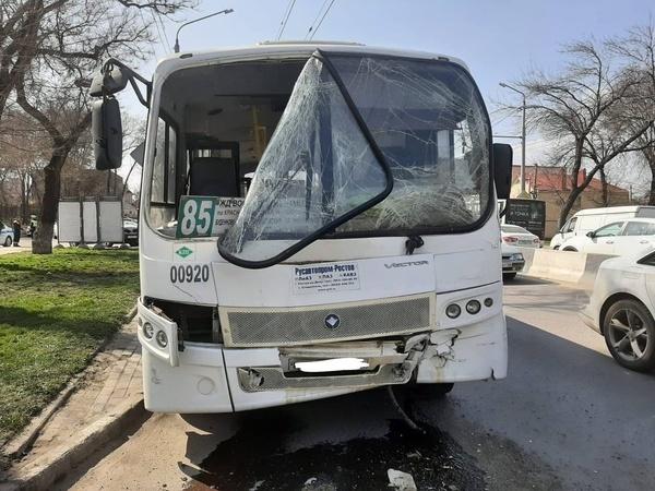 В Ростове на Шолохова четыре человека пострадали в ДТП с маршруткой и автобусом