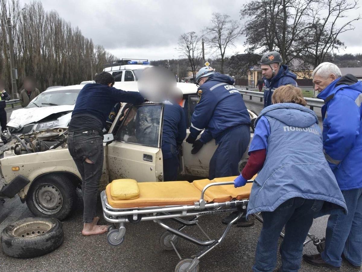 В Ростовской области женщину зажало в «Жигулях» после ДТП