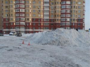 В Оренбурге четырехлетняя девочка получила травмы, скатившись на «ледянке» под колеса авто