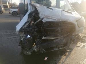 В Шахтах водитель грузовика врезался в микроавтобус