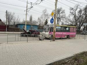 В Волгодонске в ДТП с автобусом пострадал водитель ВАЗа