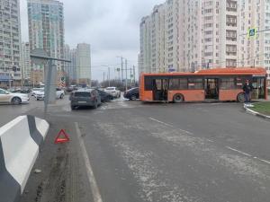 В Ростове водитель автобуса № 26 с пассажирами протаранил иномарку