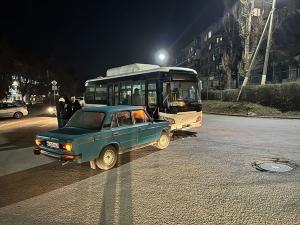 В Новочеркасске водитель легковушки протаранил автобус с пассажирами