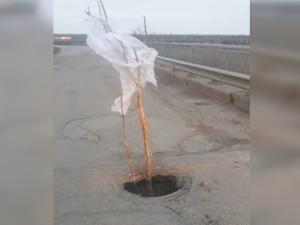 В Ростовской области яма на мосту мешает движению автомобилистов