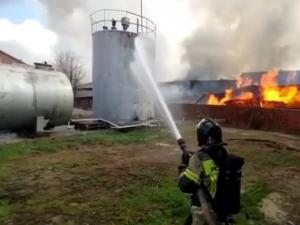 Для тушения складов в Аксае направили пожарный поезд из Батайска