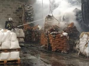 Пожар на складах в Аксае полностью потушили через семь часов