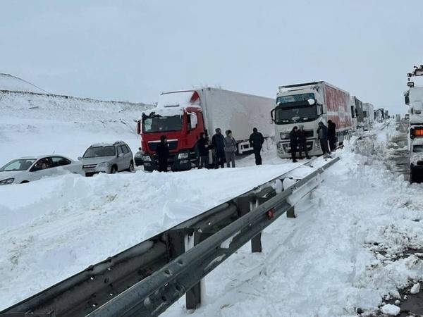 Минтранс Ростовской области сообщил, из-за чего возникла пробка на трассе М-4 «Дон»