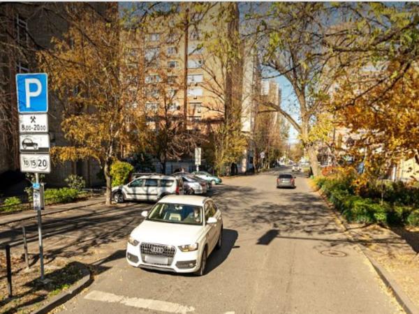 На двух улицах в центре Ростова запретят парковать транспортные средства