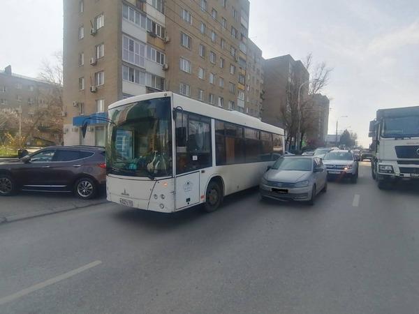 В Ростове на Стачки произошло массовое ДТП с пассажирским автобусом