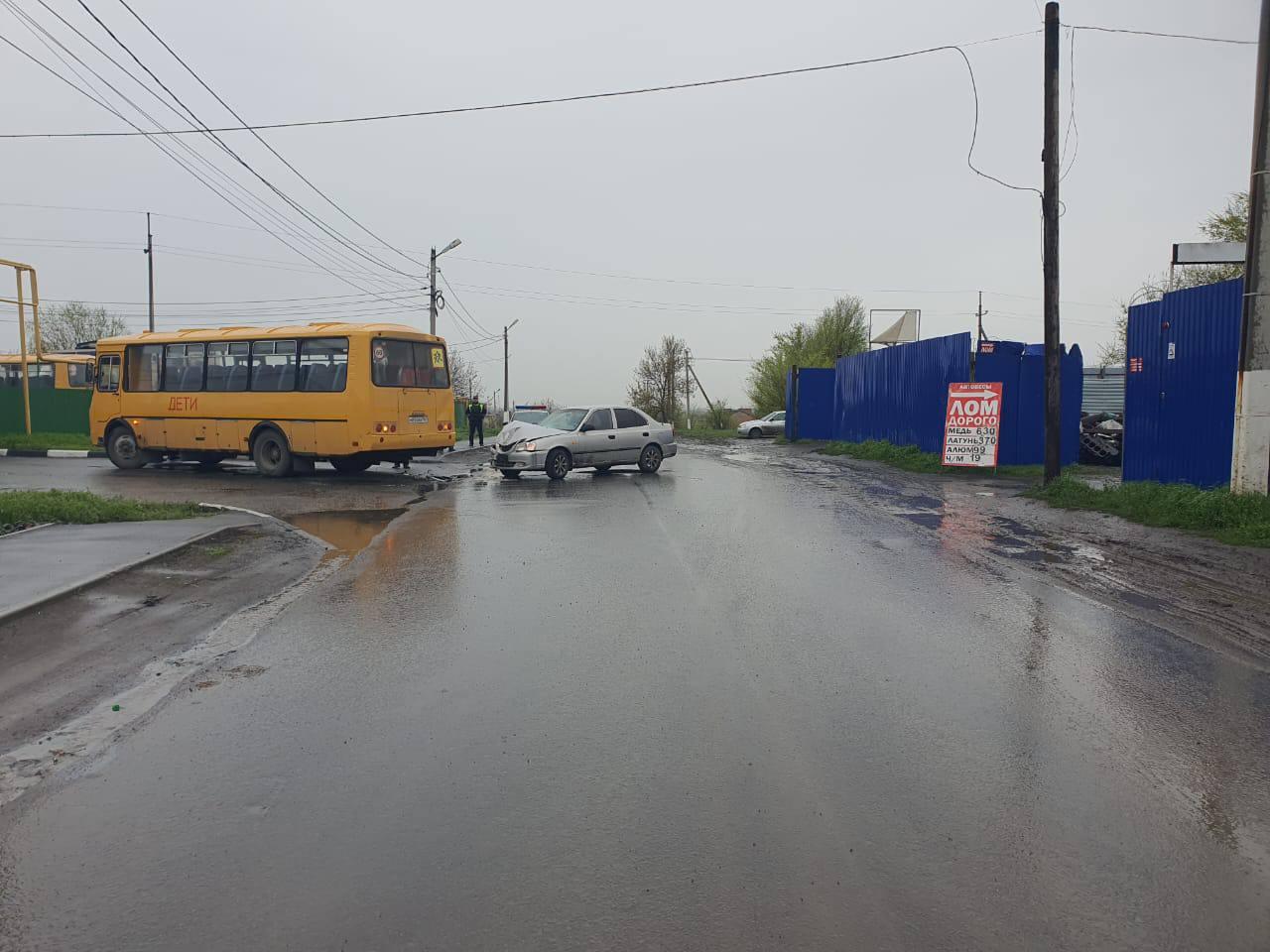 Под Шахтами водитель автобуса врезался в легковушку