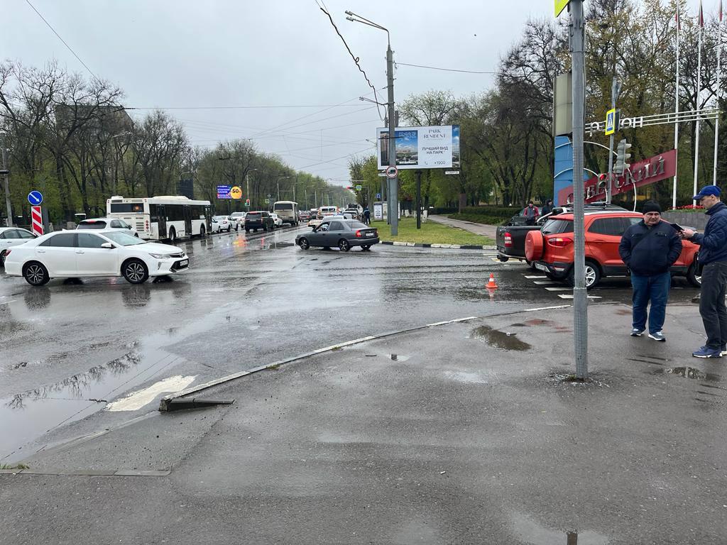 В Ростове на Стачки в столкновении легковушек пострадала девочка