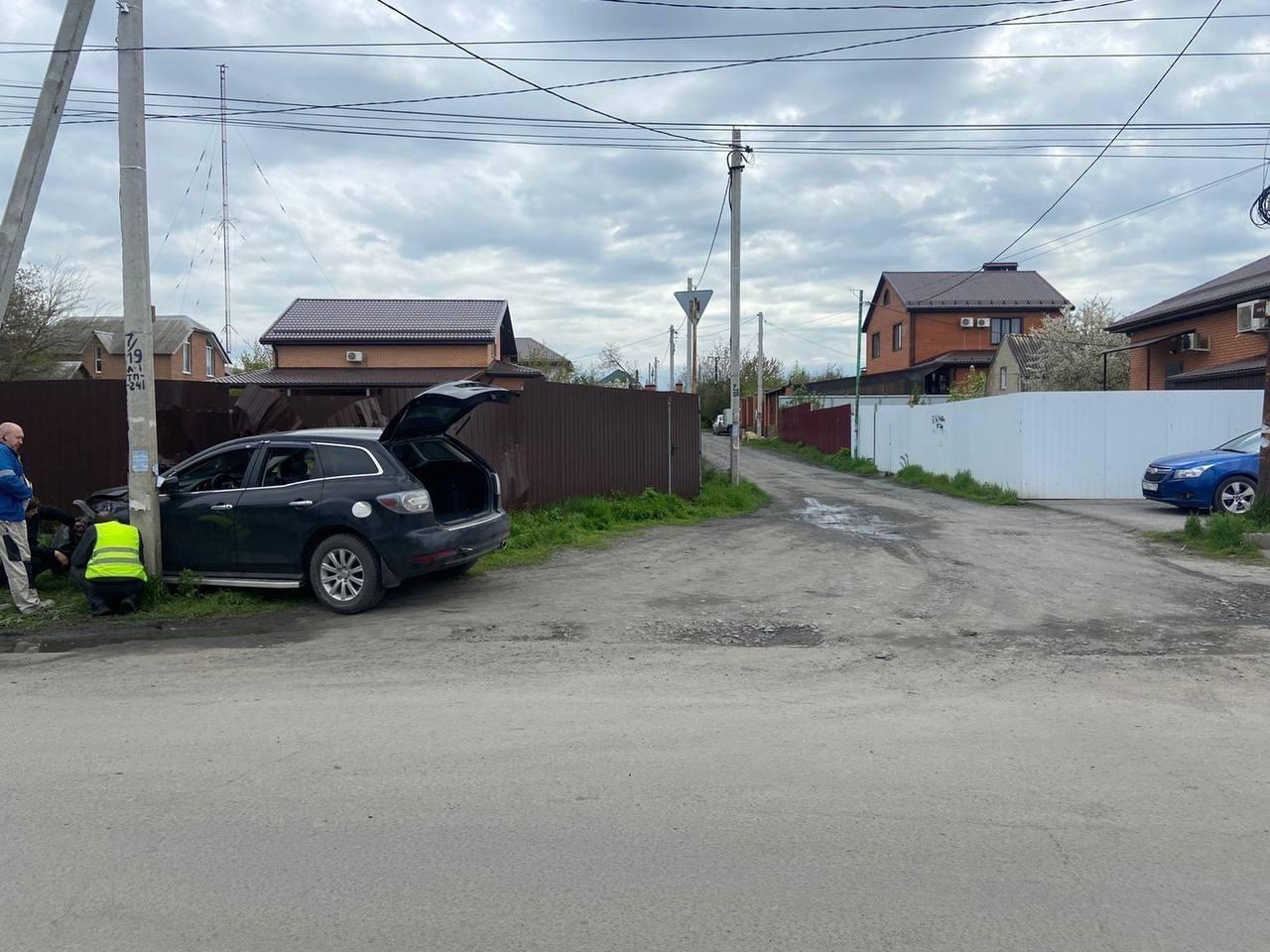 В Новочеркасске 25-летняя девушка на внедорожнике влетела в опору ЛЭП