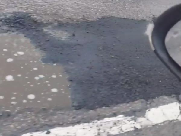 В Октябрьском районе Ростова дорожники положили асфальт в лужи