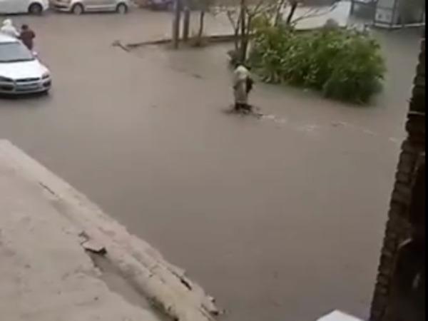 В Ростове из-за ливня улицы Таганрогская и Оганова ушли под воду