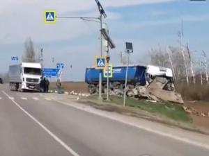 На трассе в Ростовской области фура снесла остановку после ДТП