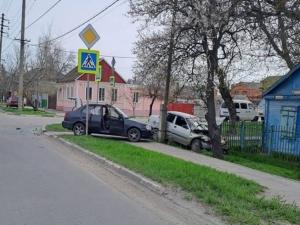 В Азове в столкновении двух легковушек пострадала женщина-водитель