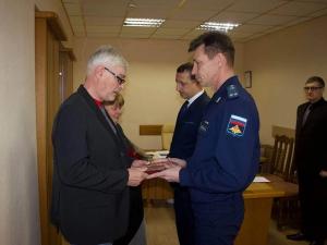 В Гуково родителям погибшего в зоне СВО сержанта передали орден Мужества