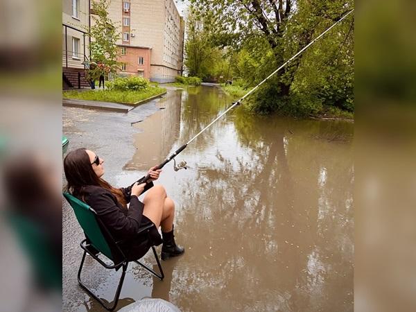 Жители Таганрога после ливня вышли «рыбачить» на улицу