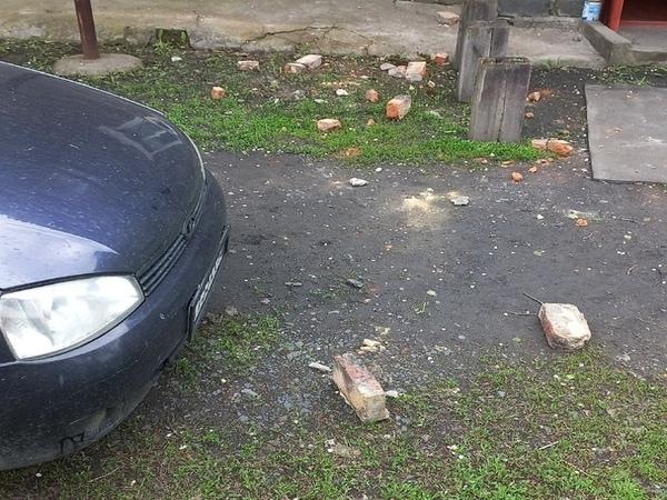 Жители Новошахтинска пожаловались на разрушающийся дымоход