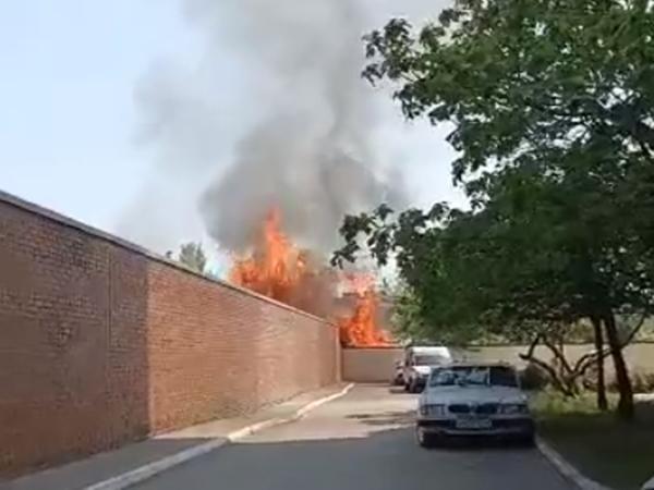 В Таганроге третий час тушат крупный пожар на строительной базе: видео