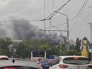 В Ростове на огромной площади горит склад с пряжей