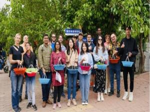 Путешествие иностранных друзей в Фушань (Китай) Сбор шелковицы и выпечка