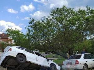В Батайске два автомобиля провалились в канаву