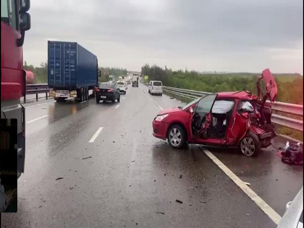 На трассе под Новочеркасском в ДТП погибла 24-летняя девушка