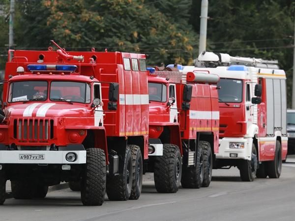 Под Ростовом полсотни спасателей тушат склад по производству резины