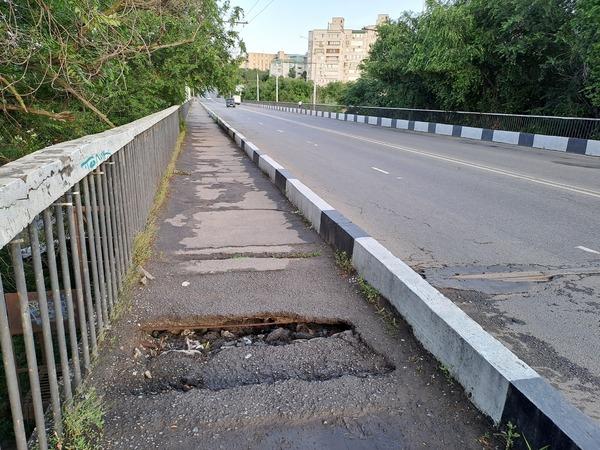 В Ростове на мосту через реку Темерник провалился асфальт