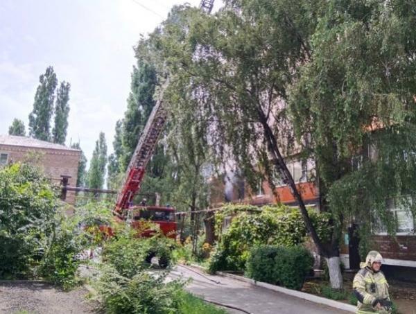 В Шахтах потушили пожар в многоквартирном доме