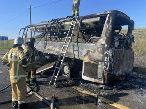 На трассе М-4 сгорел автобус из Геленджика в Ростов