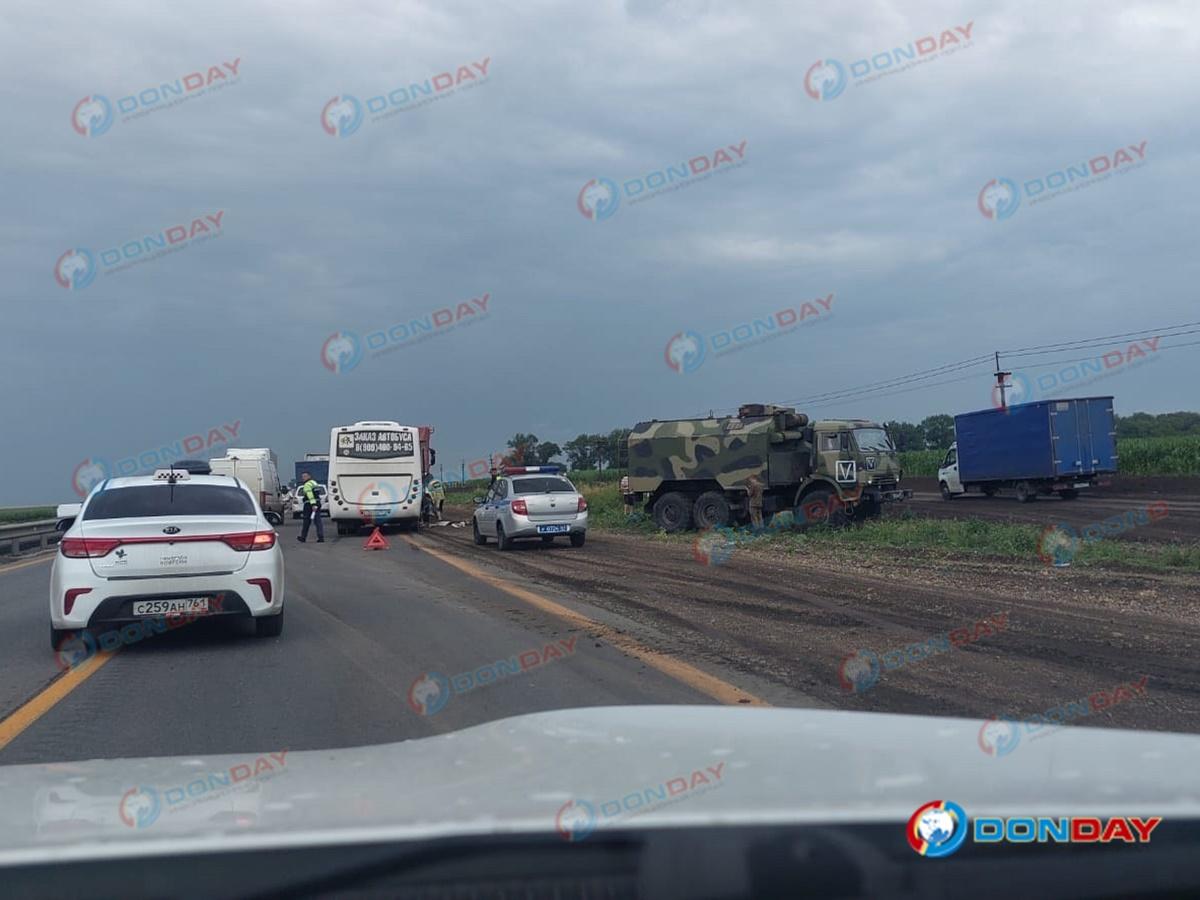 Под Таганрогом из-за ДТП с военной машиной и автобусом образовалась пробка:  видео » DonDay - новости Ростова-на-Дону. Происшествия, события, новости  бизнеса, политики, культуры и спорта.