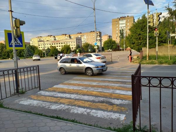 В Сальске 9-летний мальчик попал под колеса легковушки