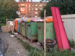 В Новошахтинске на мусорку выбросили крышку гроба
