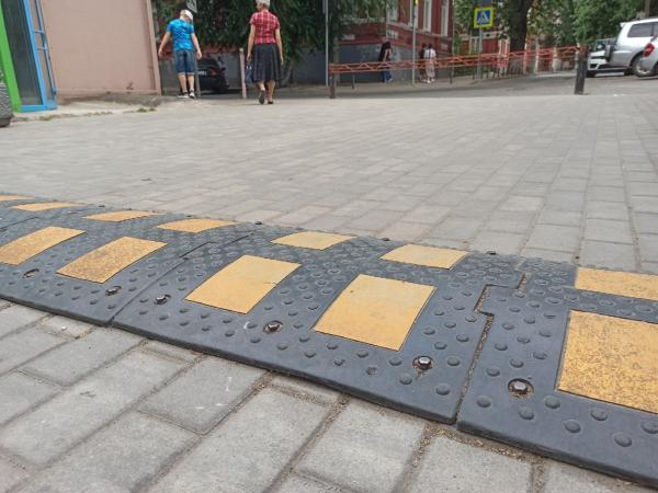 На Западном в Ростове за миллион рублей установят 18 лежачих полицейских