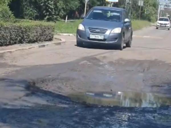 В Батайске рядом с туберкулезным диспансером образовалась огромная яма
