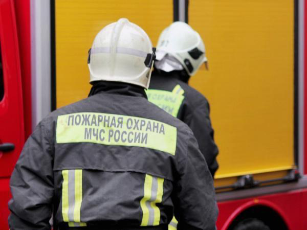 В Азове на большой площади горит мусорная свалка
