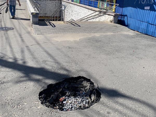 В Ростове на проспекте Ленина провалился тротуар