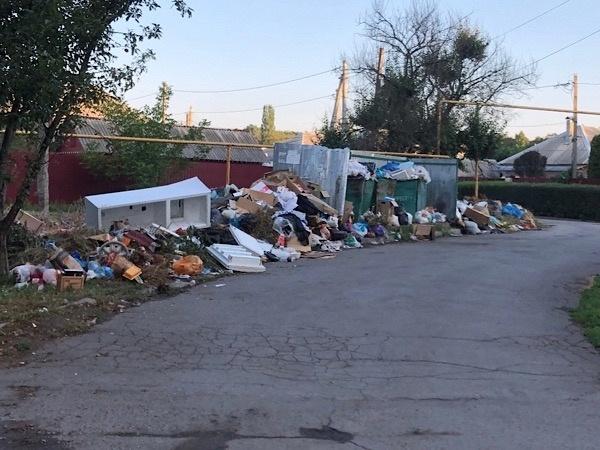 В Гуково на улице Мира образовалась свалка