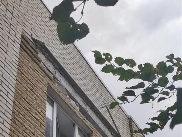 В центре Ростова часть фасада здания посыпалась на тротуар