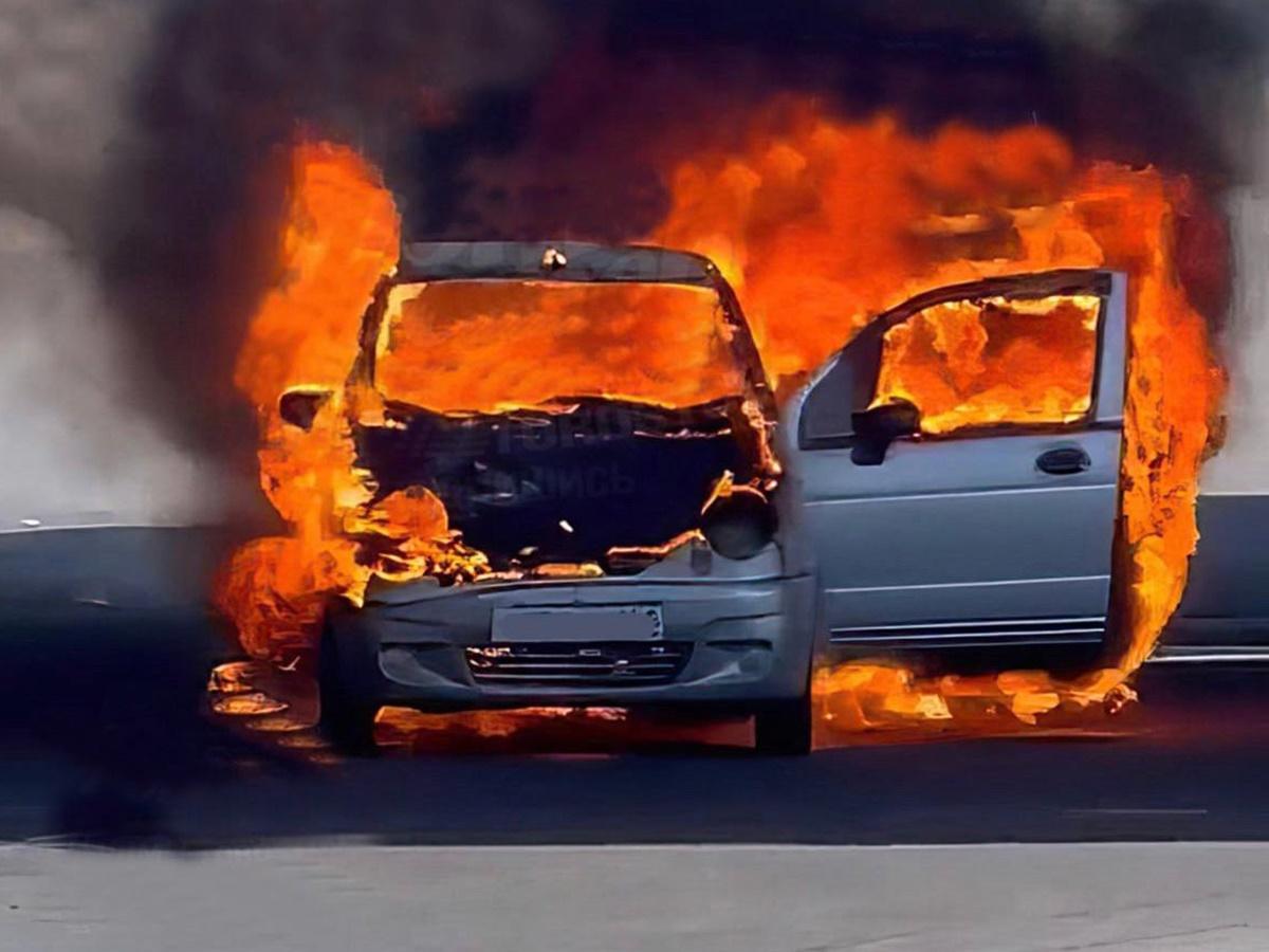 Что сегодня взорвалось в ростове на дону. Машины едут горят и взрываются. В Куракине сгорела машина пожар в 2023 году. Автобус сгоревший Ростов на Дону в аварии.