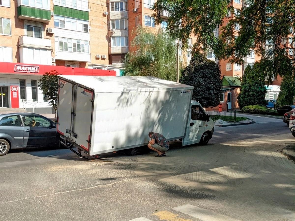 В Ростове «ГАЗель» застряла посреди дороги из-за просевшего асфальта