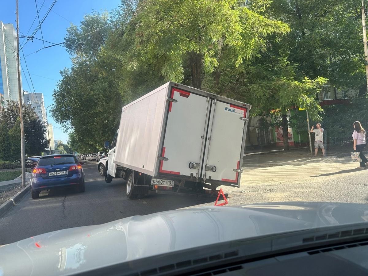 В Ростове «ГАЗель» застряла посреди дороги из-за просевшего асфальта »  DonDay - новости Ростова-на-Дону. Происшествия, события, новости бизнеса,  политики, культуры и спорта.