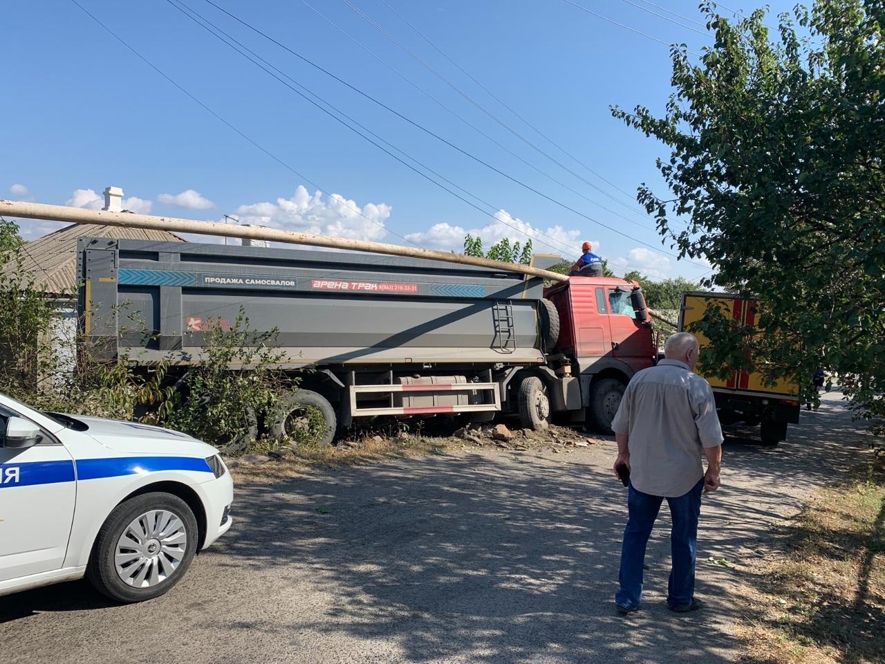 В Донецке грузовик с щебнем протаранил забор частного дома » DonDay -  новости Ростова-на-Дону. Происшествия, события, новости бизнеса, политики,  культуры и спорта.