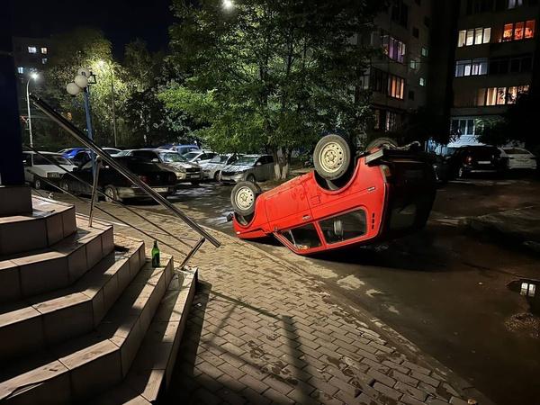 В Волгодонске водитель «Нивы» угнал машину и врезался в легковушку