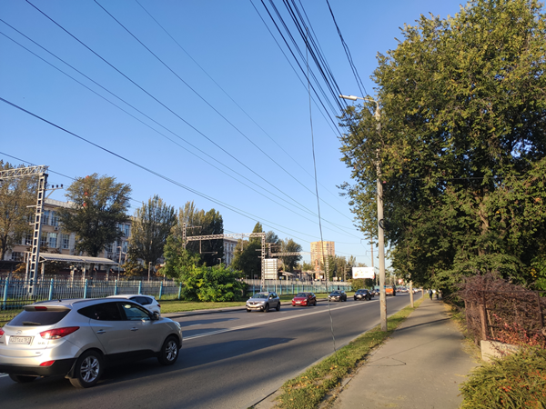 В Ростове на Нансена оборванные провода ЛЭП свисают над тротуаром