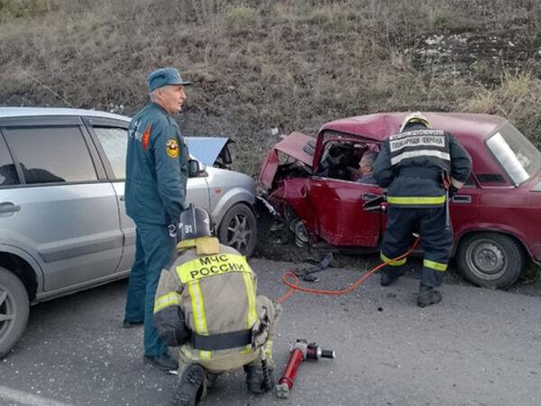 В Шахтах после ДТП двух пенсионеров зажало в салоне машины